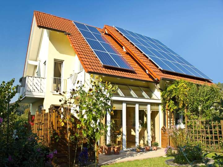 Panneaux solaires intégrés à la toiture Saintes